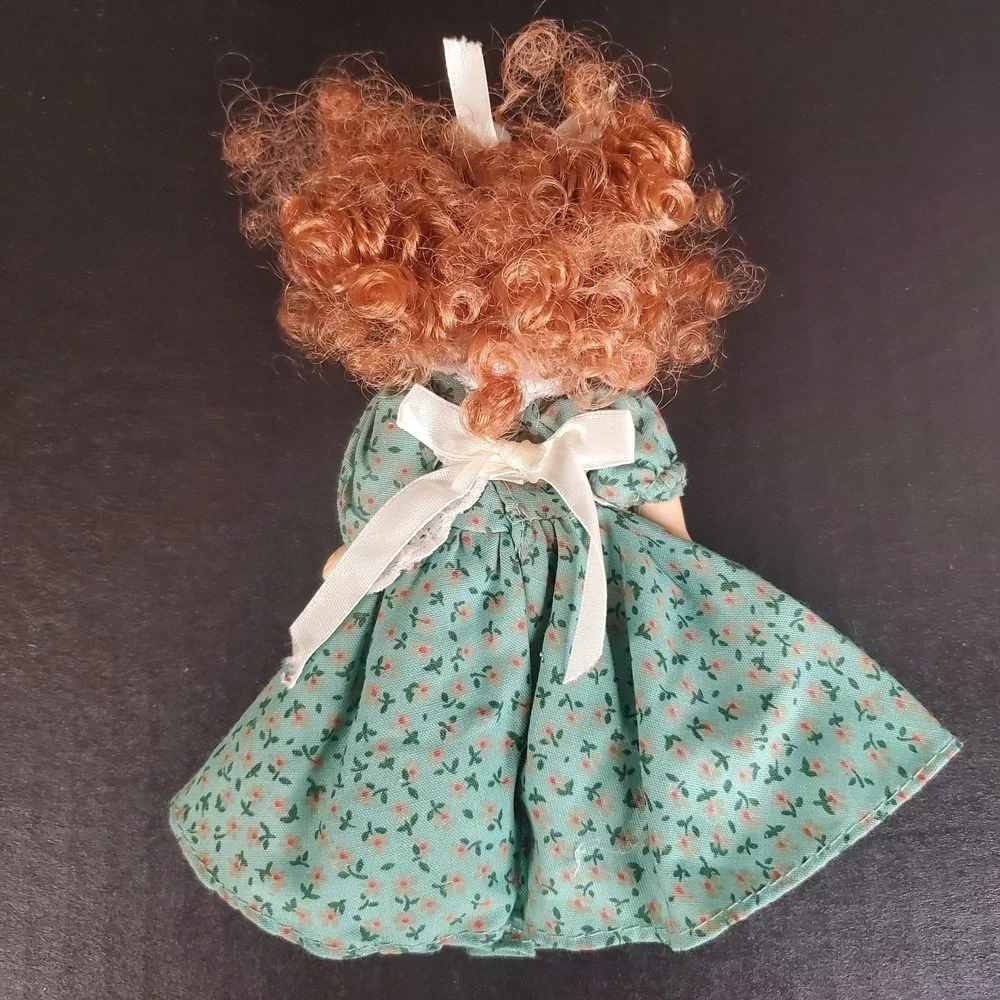 Vtg Leonardo Collection 1:12th Scale Red Head, Floral Dress,Pinafore Victorian‎
